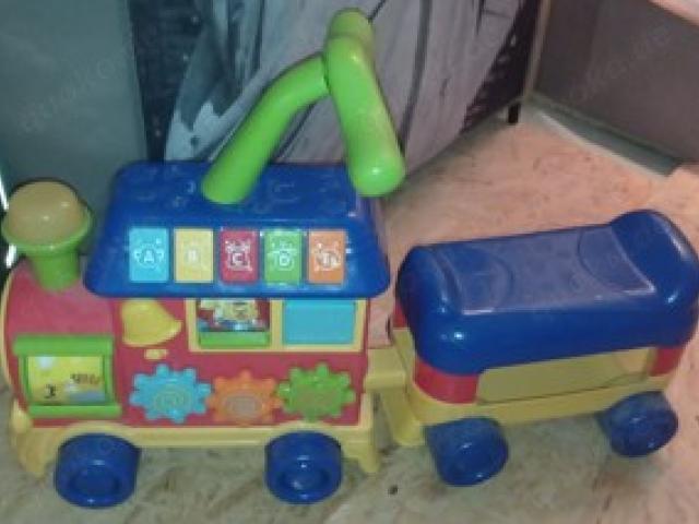 VTech Lauflernwagen ABC-Eisenbahn mit Rutschauto und Spielcenter - 1